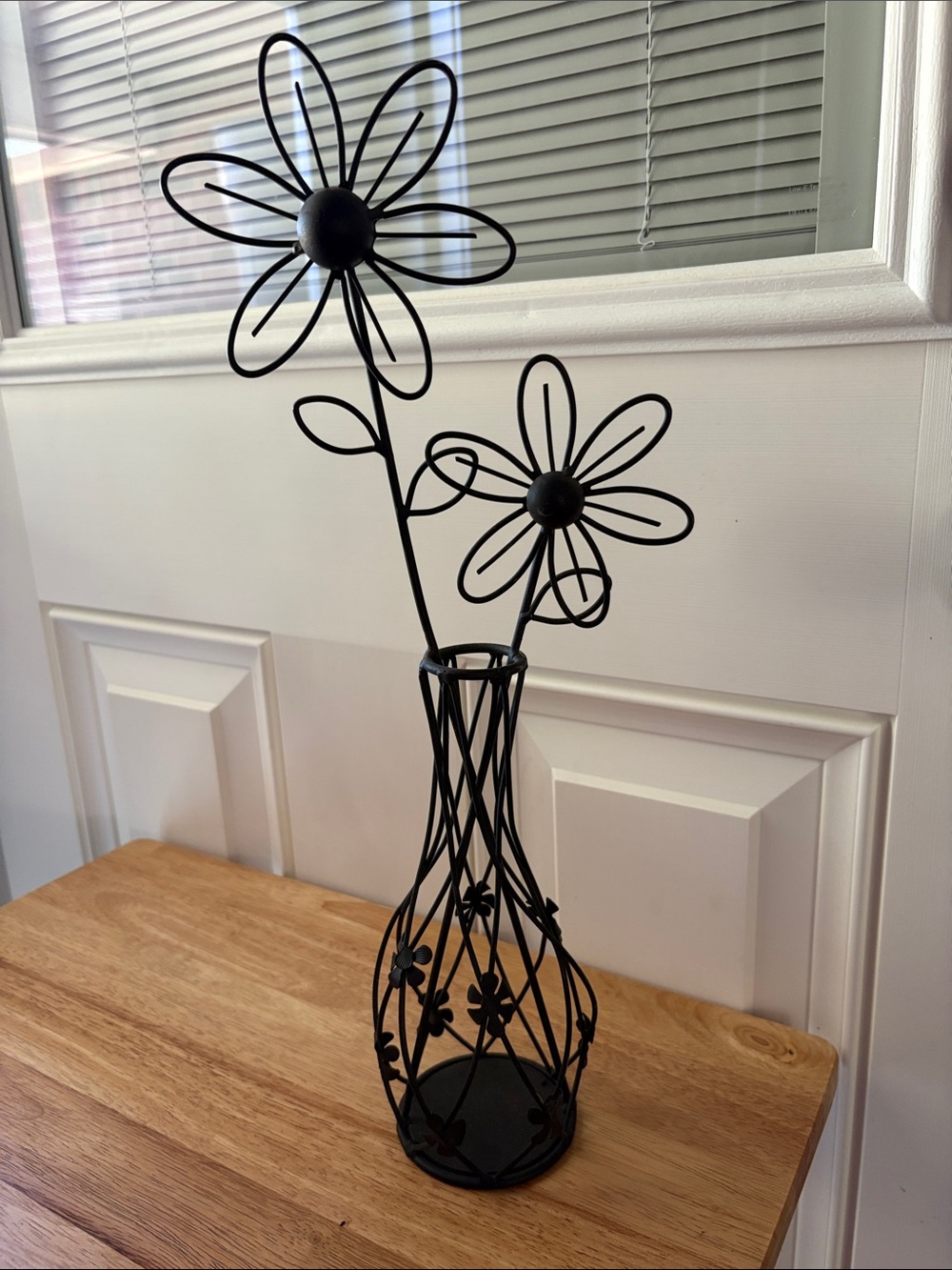 Black Metal Flower Vase Decor - Elegant Home Accent